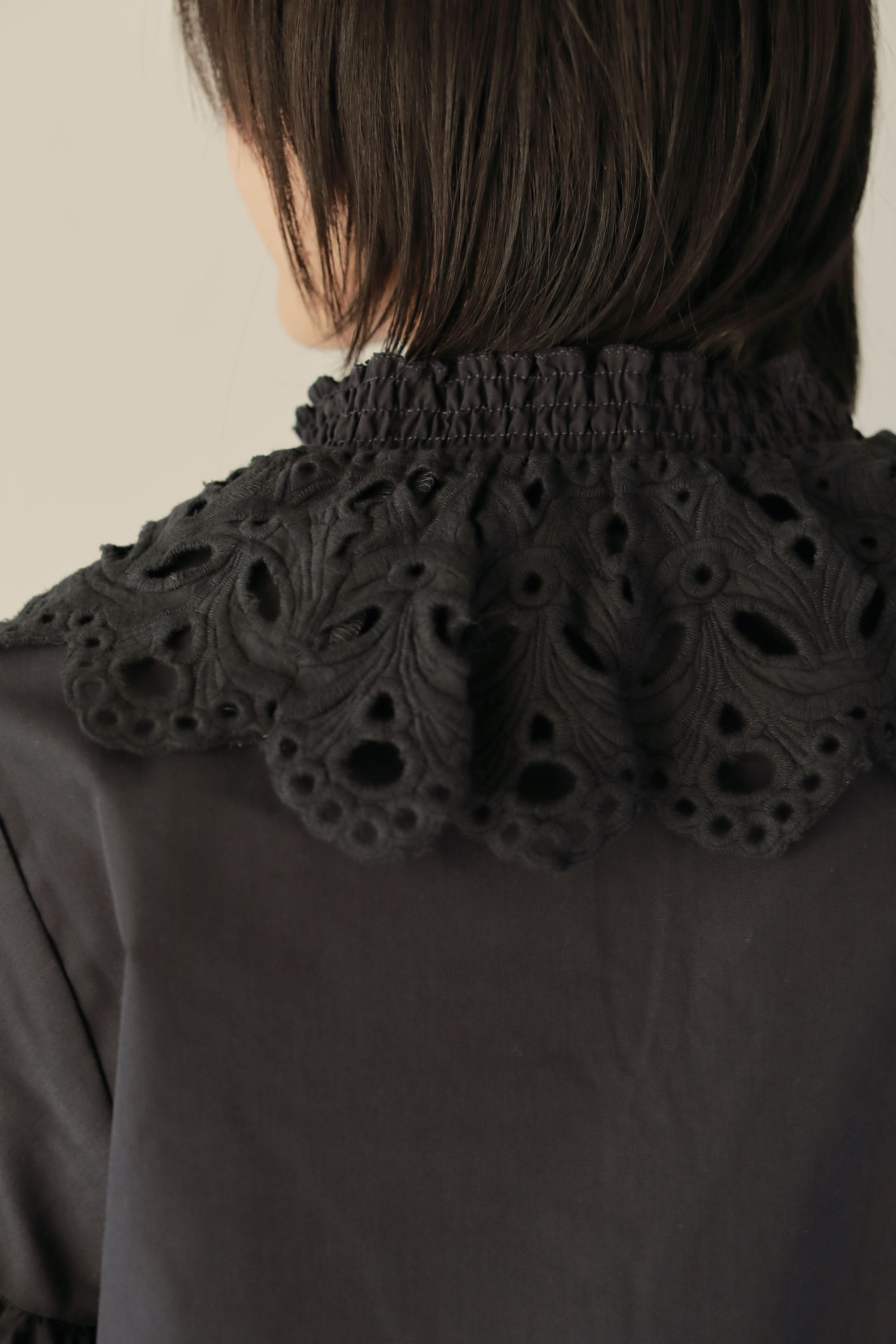 EMBROIDERY COLLAR BLOUSE