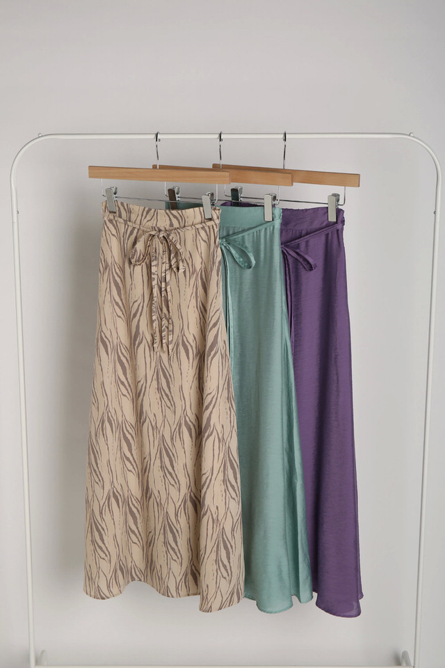 夏に大活躍間違いなしのロングスカート。無地の鮮やかカラー2色と、マーブル柄(BEIGE MIX)の3色展開です。