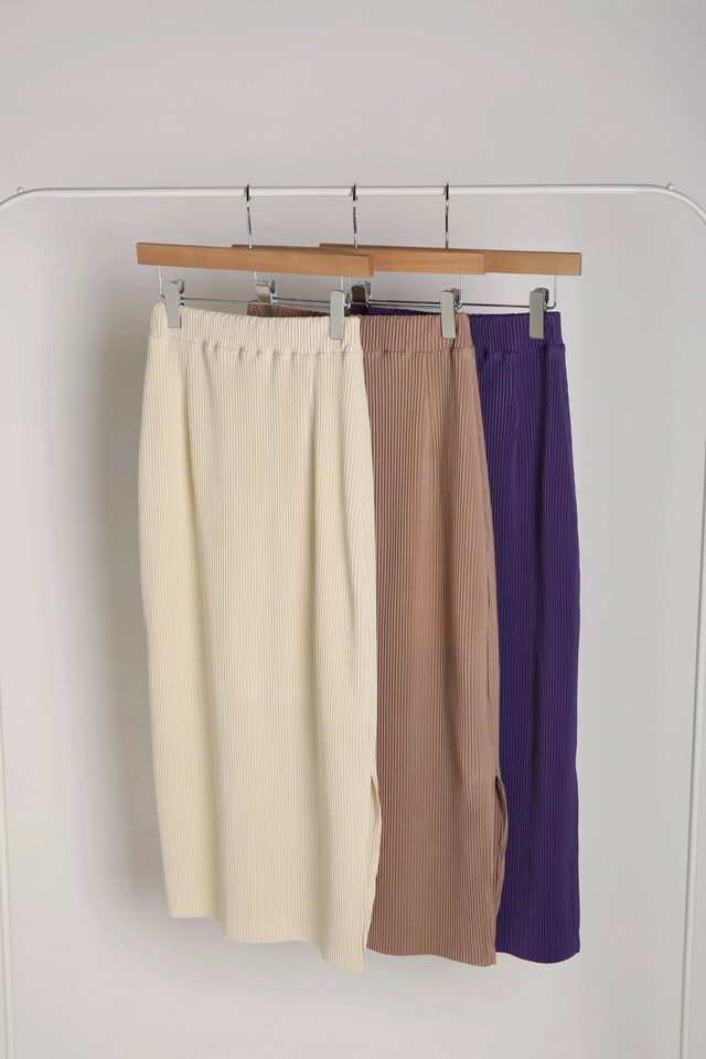 生地プリーツを施したスカート。カット素材なので、お手入れも簡単。同素材のセットアップスタイルもおすすめ。
