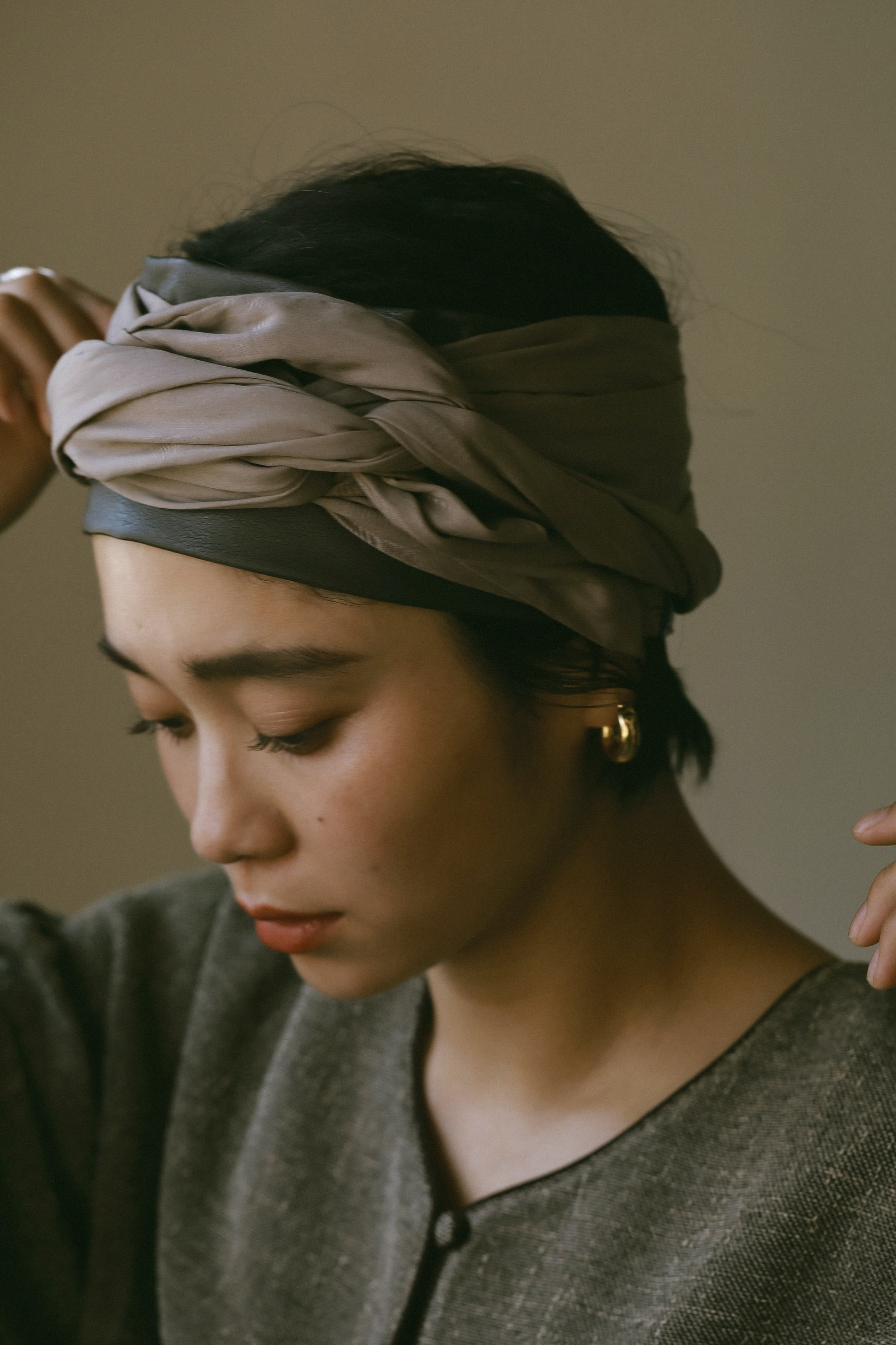 SYNTHETIC LEATHER × BROAD HAIR TURBAN